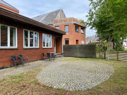 HøjerにあるStudio Apartment in the heart of Højerのレンガ造りの家