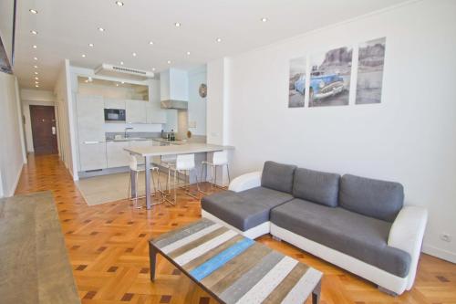 un salon avec un canapé et une cuisine dans l'établissement Florida Sea Front, à Nice