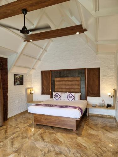 Una cama o camas en una habitación de Nostravila Resort and Spa