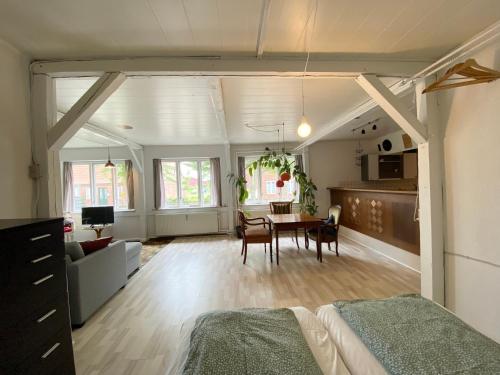 Postel nebo postele na pokoji v ubytování Studio Apartment in the heart of Højer