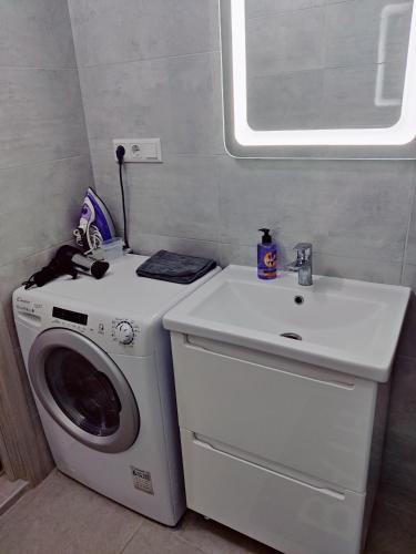 a washing machine and a sink in a bathroom at Будинок в Одесі біля моря 16 станція Фонтану in Odesa