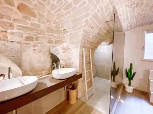 łazienka z umywalką i lustrem w obiekcie INDE Á LA TERRE, GUEST HOUSE Locazione Turistica w mieście Molfetta