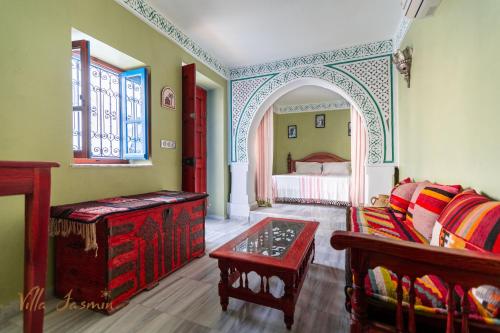 a living room with a couch and a bed at Villa Jasmin in Houmt Souk