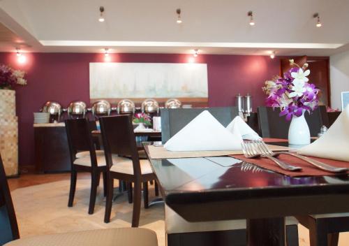 a dining room with a table and chairs at Hotel Victoria Poza Rica by Brahma in Poza Rica de Hidalgo