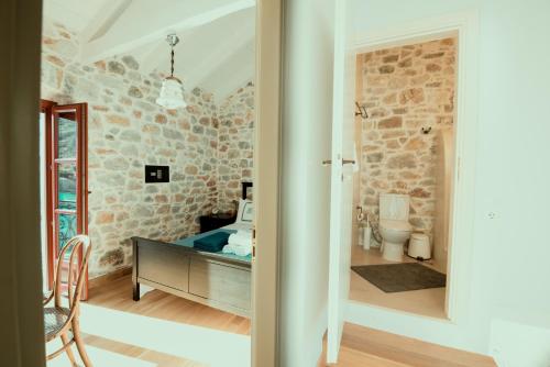 Ένα μπάνιο στο Limeni Villa