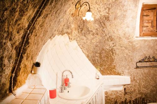 a bathroom with a sink and a bath tub at Casa nella roccia in Bomarzo