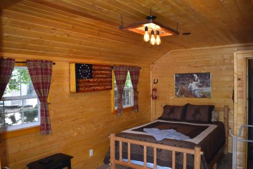เตียงในห้องที่ Goose Creek RV Park & Campground