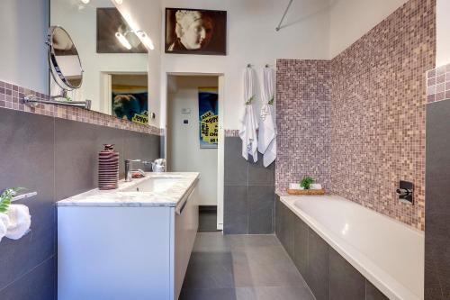 uma casa de banho com uma banheira e um lavatório em Mamo Florence - Sophia Apartment em Florença