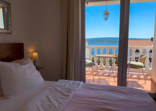 una camera da letto con un letto e vista su un balcone di Apartments Villa Klaudia - Adults Only a Crikvenica