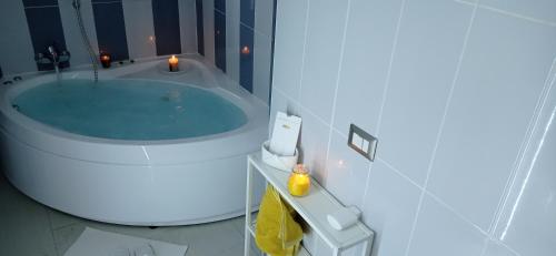 bagno con vasca e lavandino di Marina Piccola Apartment a Bari
