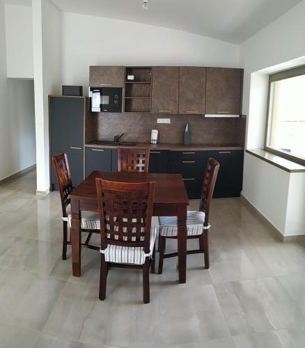 Kuchyň nebo kuchyňský kout v ubytování LAVENDER APARTMENT
