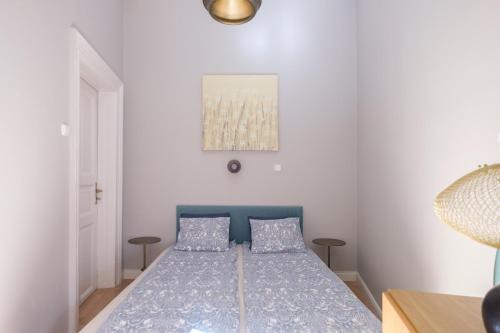 1 dormitorio con 1 cama con edredón azul en New York Cafe Apartment in Center, en Budapest