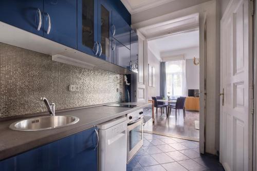 A kitchen or kitchenette at New York Cafe Apartment in Center