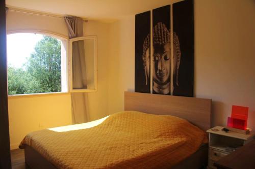 - une chambre avec un lit et une photo de femme dans l'établissement Villa élégante à Saint-Raphaël avec piscine partagée, à Saint-Raphaël