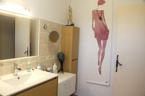 une salle de bain avec un lavabo et un miroir dans l'établissement Villa élégante à Saint-Raphaël avec piscine partagée, à Saint-Raphaël