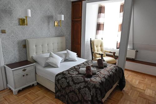 a bedroom with a large bed with a mirror at Śnieżka in Krosno