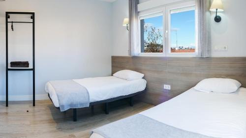 マドリードにあるGolden Alcalaの窓のある部屋にベッドが2つある