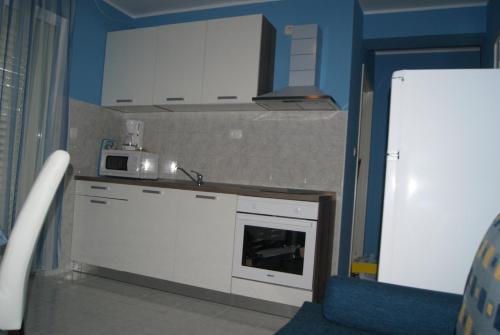 Una cocina o zona de cocina en Apartments Marta - Zadar