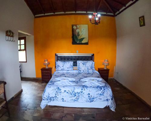 Tempat tidur dalam kamar di Pousada Eldorado Das Gerais