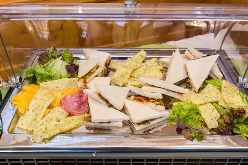 a tray of cheese and crackers and a salad at Zum kleinen Italiener - Ristorante Pizzeria Pension in Geinberg