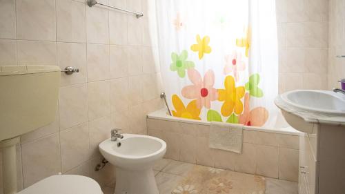 a bathroom with a toilet and a sink and a window at Villa Monte Bixo - Free WIFI . Swimmning Pool - BY BEDZY in Assumadas