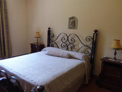 a bedroom with a bed with a white bedspread at Casa Verde in Monticchio
