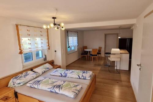 1 dormitorio con 1 cama y sala de estar en Apartment Bernd - Schöne Ferienwohnung am Rande von Ligist en Steinberg bei Ligist