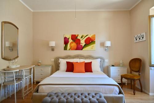 een slaapkamer met een bed, een tafel en een spiegel bij Great Location Private Entrance in Monterosso al Mare