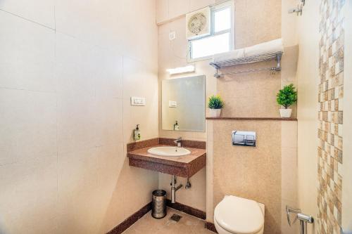 un baño con lavabo e inodoro en Octave Kanthi Comforts, en Bangalore
