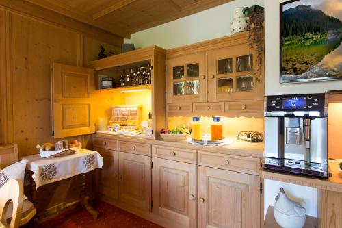 Una cocina o zona de cocina en Landhaus Zauser