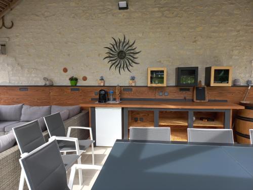 a living room with a table and chairs at Gîte et chambres d'hôtes Le Chêne Billault in Pouant