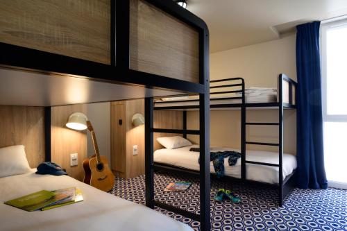 Novotel Orléans Chemins De Sologne Demeures De Campagneにあるベッド