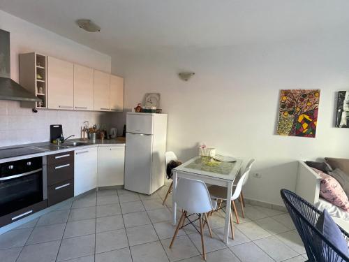 Kuchyňa alebo kuchynka v ubytovaní Andrea Apartment Peroj