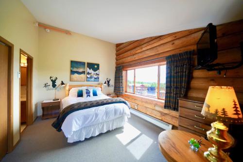 Postel nebo postele na pokoji v ubytování Flat Fish Lodge B&B and Event Center