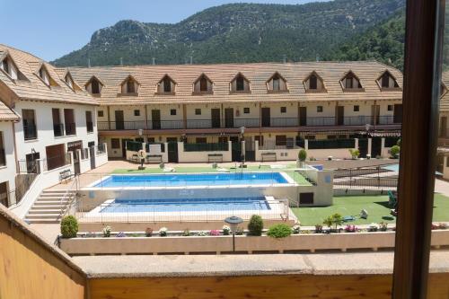 un gran edificio con una piscina frente a él en Alojamiento Aguilar, en Arroyo Frío