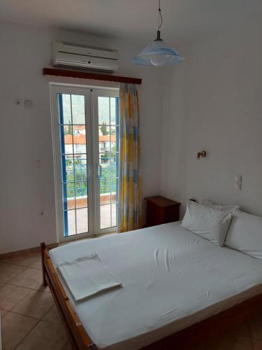 A bed or beds in a room at Matina Apartments Tyros