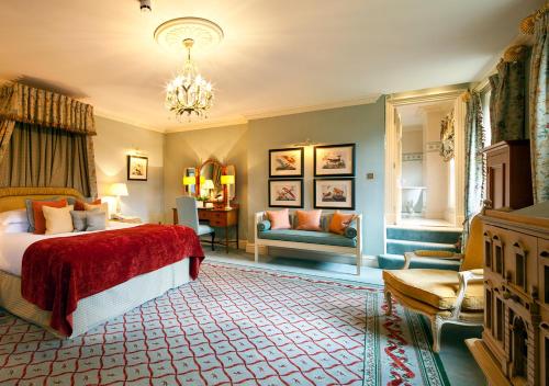 ラターワースにあるKilworth House Hotel and Theatreのベッドルーム1室(ベッド1台付)、リビングルームが備わります。