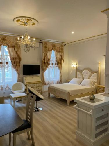 1 dormitorio con 1 cama, TV y sofá en Studio du Maire Maison de L'Église du Couvent en Narbonne