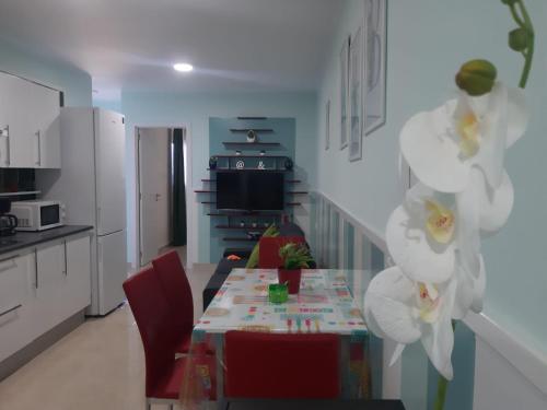 a living room with a table and a kitchen at La Gomera in Gran Tarajal