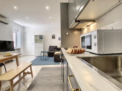 une cuisine avec un comptoir et un salon dans l'établissement Nestor&Jeeves - URBAN SUN - Central - Very close sea and pedestrian zone, à Nice