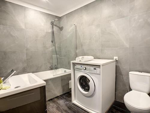 une salle de bain avec machine à laver et toilettes dans l'établissement Nestor&Jeeves - URBAN SUN - Central - Very close sea and pedestrian zone, à Nice