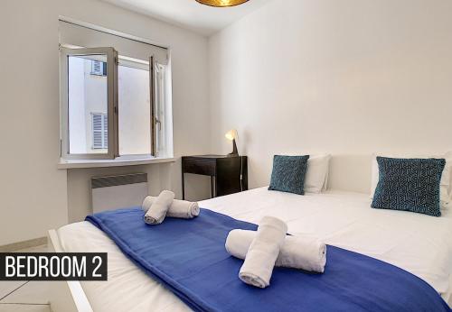 une chambre avec deux lits avec des serviettes dessus dans l'établissement Nestor&Jeeves - URBAN SUN - Central - Very close sea and pedestrian zone, à Nice