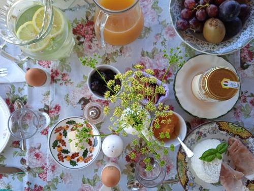 einen Tisch mit Eiern, Obst und Saft darauf in der Unterkunft B&B PIBITZOI in Nurallào