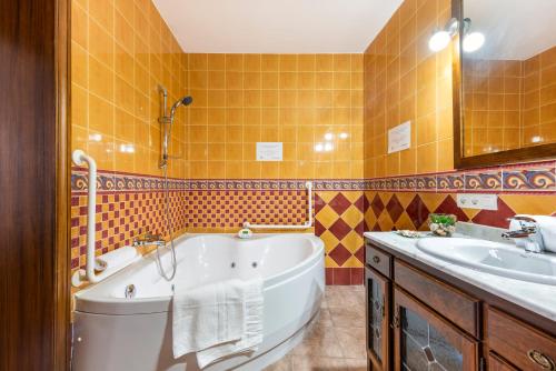 y baño con bañera y lavamanos.  en HSH Suites Triana, en Sevilla