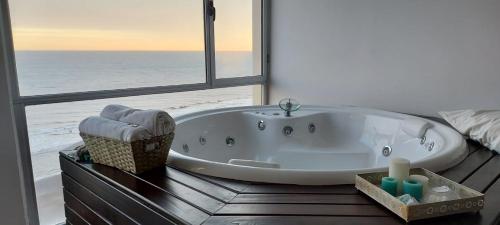 bañera en una habitación con vistas al océano en Loft 7 piso frente al mar para 2 personas en Monte Hermoso