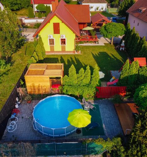 Kolam renang di atau dekat dengan Sára-Lux Apartman
