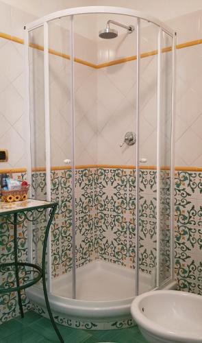 a shower in a bathroom with a sink at Il Limoneto degli Angeli in Minori