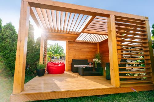Taman di luar Sára-Lux Apartman