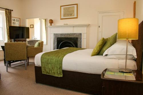 A bed or beds in a room at Rollestone Manor B&B and Restaurant