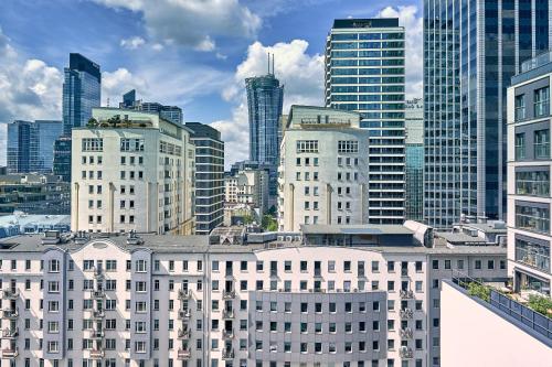 vistas al perfil urbano y edificios altos en MENNICA RESIDENCE SUITE APARTMENTS, en Varsovia